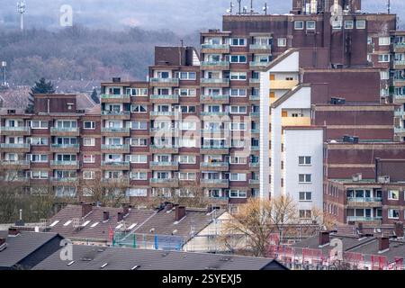 Hochhaus-Wohnturm aus dem Jahr 1972, Biegerhof, 261 Wohnungen, bekannt als Affenfelsen, in Wannheim, mit wohnhaus Stockfoto