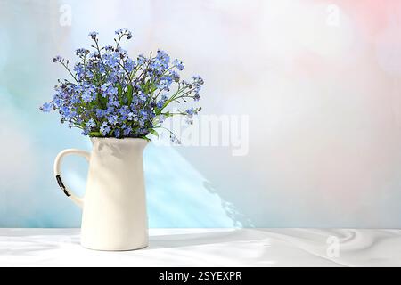 Schöne Frühlings-Vergissmeinnicht-Blumen in einer Vase auf hellem Hintergrund, Flyer. Abstraktes Blumenarrangement, Stillleben mit Platz für Text, Blumenkohl Stockfoto