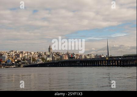 Golden Horn u-Bridge, Atatürk Brücke und Galata Tower auf der Anzeige Stockfoto