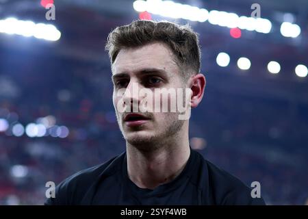 Stuttgart, Deutschland. Februar 2025. Fußball 1. Bundesliga 24. Spieltag VfB Stuttgart - FC Bayern München am 28.02.2025 in der MHP Arena in Stuttgart Josip Stanisic ( München ) DFL-Vorschriften verbieten jede Verwendung von Fotografien als Bildsequenzen und/oder Quasi-Video. Foto: Revierfoto Credit: ddp Media GmbH/Alamy Live News Stockfoto