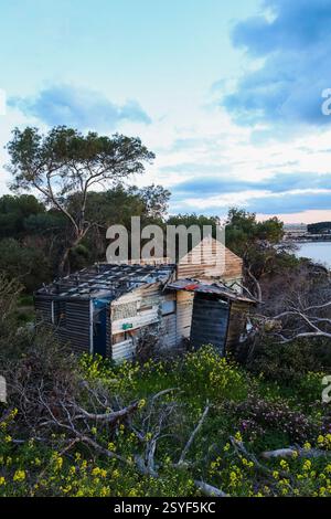 Vouliagmeni, Griechenland - 28. Februar 2025. Ein altes, baufälliges Haus am Paragkes Beach Stockfoto
