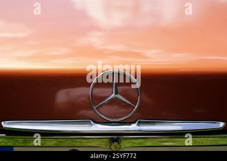 Iserlohn Gruermannscheide, NRW, Deutschland. Juli 2024. Mercedes-Benz 280SL R107 auf einer Automobilausstellung im Sommer. Rückansicht. Stockfoto