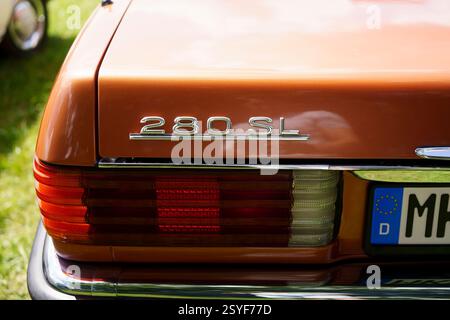Iserlohn Gruermannscheide, NRW, Deutschland. Juli 2024. Mercedes-Benz 280SL R107 auf einer Automobilausstellung im Sommer. Rückansicht. Stockfoto