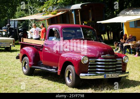 Iserlohn Gruermannscheide, NRW, Deutschland. Juli 2024. Red Chevrolet holt 3100 bei einer Oldtimer-Ausstellung im Sommer ab. Stockfoto