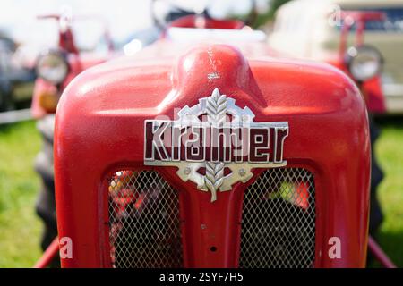 Iserlohn Gruermannscheide, NRW, Deutschland. Juli 2024. Das Emblem auf einem roten Kramer-Traktor auf einer Oldtimerausstellung im Sommer. Stockfoto