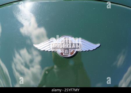 Iserlohn Gruermannscheide, NRW, Deutschland. Juli 2024. Vintage-Emblem mit Morgan-Kapuze Stockfoto