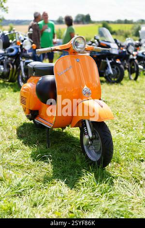 Iserlohn Gruermannscheide, NRW, Deutschland. Juli 2024. Orange Vespa 50 beim Motorradfestival. Stockfoto