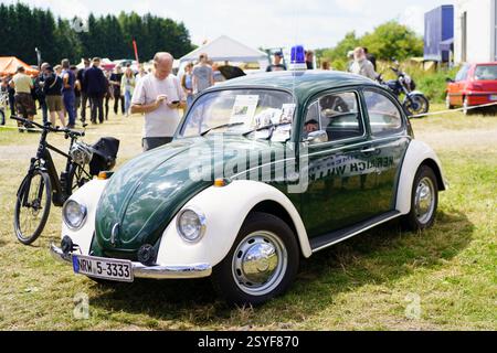 Iserlohn Gruermannscheide, NRW, Deutschland. Juli 2024. Ein alter Polizei-VW-Käfer mit einem blinkenden Licht auf einer Oldtimer-Ausstellung in Summe Stockfoto