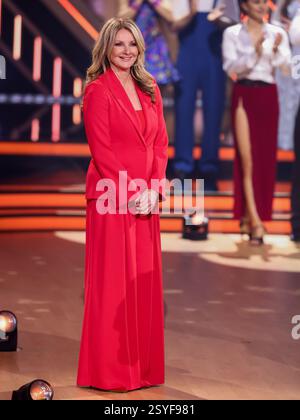 Köln, Deutschland. Februar 2025. Frauke Ludowig, Moderatorin, steht in der RTL-Tanzshow „Let's Dance“ im Koloneum. Quelle: Rolf Vennenbernd/dpa/Alamy Live News Stockfoto