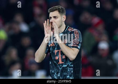 Stuttgart, Deutschland. Februar 2025. Fußball 1. Bundesliga 24. Spieltag VfB Stuttgart - FC Bayern München am 28.02.2025 in der MHP Arena in Stuttgart Josip Stanisic ( München ) DFL-Vorschriften verbieten jede Verwendung von Fotografien als Bildsequenzen und/oder Quasi-Video. Foto: Revierfoto Credit: ddp Media GmbH/Alamy Live News Stockfoto