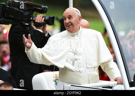 Papst Franziskus reist durch den Central Park, um die New Yorker am 25. September 2015 in New York City zu treffen und zu begrüßen. Stockfoto