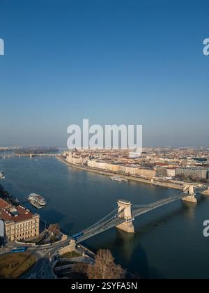 17.02.2024, Budapest. Vertikale Luftaufnahme der Kettenbrücke und des ungarischen Parlamentsgebäudes, das Buda und Pest über die Donau in B verbindet Stockfoto