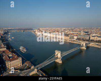 17.02.2024, Budapest. Blick aus der Vogelperspektive auf Budapests Stadtbild mit ungarischem Parlamentsgebäude und Kettenbrücke über die Donau an einer sonnigen Wintertage Stockfoto
