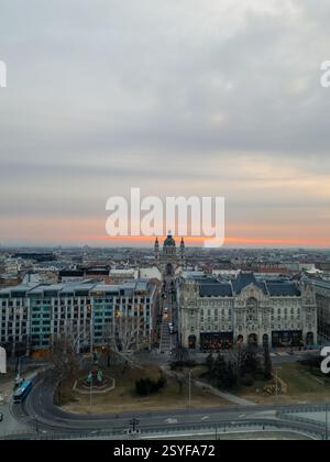 17.02.2024, Budapest. Genießen Sie den atemberaubenden Blick auf Budapests Stadtzentrum bei Sonnenaufgang, mit Blick auf den Stephansdom und den Gresham-Palast Stockfoto