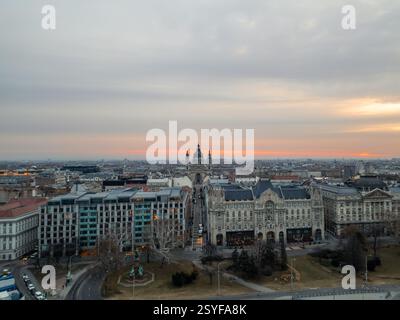 17.02.2024, Budapest. Wunderschöner Sonnenaufgang in Orange und Pink, der die Stadtlandschaft von Budapest, Ungarn, beleuchtet und den Stephansdom und Surro hervorhebt Stockfoto