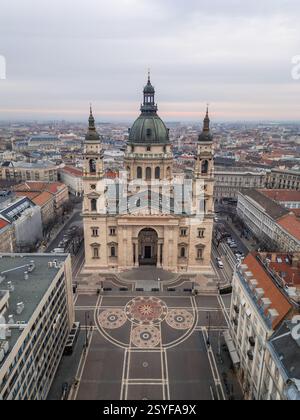 17.02.2025, Budapest. Vertikaler Blick aus der Luft mit Blick auf den Stephansdom, ein atemberaubendes Wahrzeichen Budapests, das seine architektonische Pracht aga unterstreicht Stockfoto