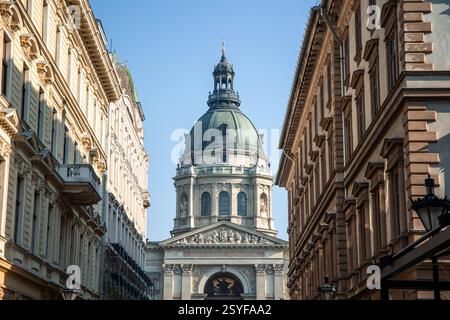 17.02.2025, Budapest. Der Stephansdom, ein beeindruckendes Wahrzeichen Budapests, erhebt sich majestätisch aus einer engen Straße und hebt seine große Kuppel und i hervor Stockfoto