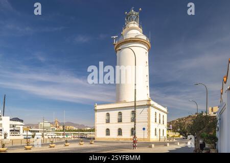 Malaga, Küstenstadt in Andalusien, Spanien, Europa. An einem sonnigen Tag steht der Küstenleuchtturm hoch vor einem klaren blauen Himmel. Eine malerische Lage. Stockfoto