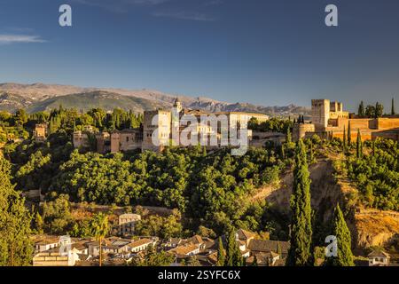 Panorama der Alhambra vom Aussichtspunkt Mirador de San Nicolas in Granada in Spanien bei Sonnenuntergang. Der antike Palast liegt in einem üppigen grünen Hügel, Overlo Stockfoto