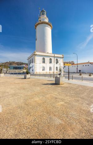 Malaga, Küstenstadt in Andalusien, Spanien, Europa. Küstenleuchtturm an einem sonnigen Tag, hoch vor einem klaren blauen Himmel. Eine ruhige Szene von Stockfoto