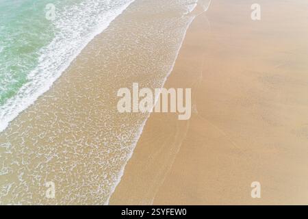 Türkisfarbenes Wasser Meereswellen küssen den weißen Sand in einem tropischen Strandparadies, Luftdrohne direkt über dem Blick Stockfoto