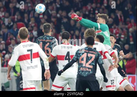 Stuttgart, Deutschland. Februar 2025. VfB Stuttgart-Torhüter Alexander Nuebel (TOP) spart beim ersten Bundesliga-Spiel zwischen VfB Stuttgart und Bayern München am 28. Februar 2025 in Stuttgart. Quelle: Philippe Ruiz/Xinhua/Alamy Live News Stockfoto