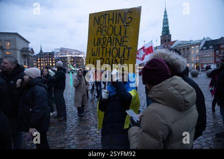 Demonstranten halten Plakate, die ihre Meinung während eines marsches von Christiansborg Slotsplads zum dritten Jahrestag der russischen Invasion in der Ukraine zum Ausdruck bringen. Es wird Stopps an der ukrainischen Botschaft und der russischen Botschaft in Kopenhagen geben Kopenhagen Dänemark Copyright: XKristianxTuxenxLadegaardxBergx 2E6A2462 Stockfoto