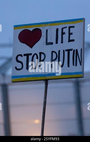 Demonstranten halten Plakate, die ihre Meinung während eines marsches von Christiansborg Slotsplads zum dritten Jahrestag der russischen Invasion in der Ukraine zum Ausdruck bringen. Es wird Stopps an der ukrainischen Botschaft und der russischen Botschaft in Kopenhagen geben Kopenhagen Dänemark Copyright: XKristianxTuxenxLadegaardxBergx 2E6A2533 Stockfoto