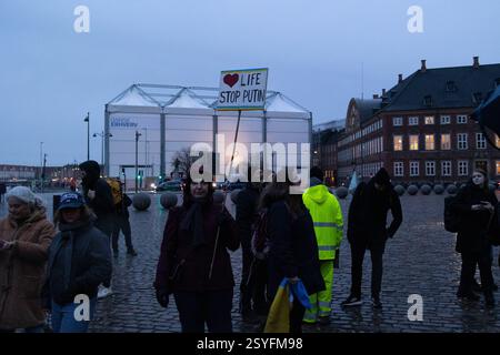 Demonstranten halten Plakate, die ihre Meinung während eines marsches von Christiansborg Slotsplads zum dritten Jahrestag der russischen Invasion in der Ukraine zum Ausdruck bringen. Es wird Stopps an der ukrainischen Botschaft und der russischen Botschaft in Kopenhagen geben Kopenhagen Dänemark Copyright: XKristianxTuxenxLadegaardxBergx 2E6A2522 Stockfoto