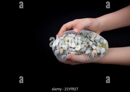 Handvoll sauber Steine, Kies in den Händen Stockfoto