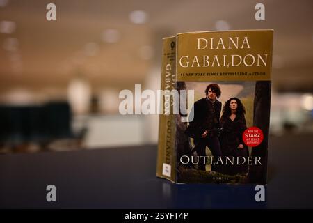 Hässleholm, Skåne, Schweden. Februar 2025. Outlander von Diana Gabaldon. Stockfoto