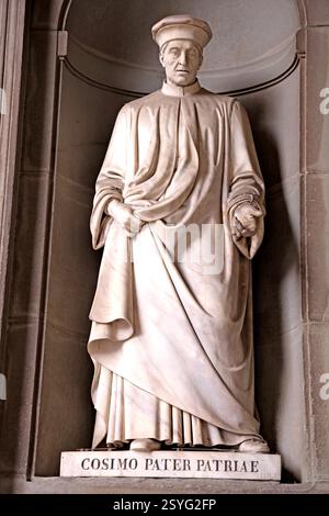 Statue von Cosimo Medici vor den Uffizien in Florenz Italien Stockfoto