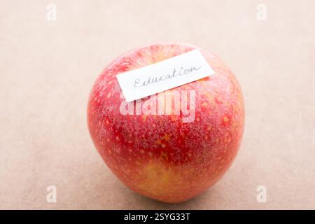 Zurück zum Thema Schule mit einem roten Apfel Stockfoto
