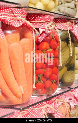Farbenfrohe Gläser mit konserviertem Gemüse in einem Geschäft Stockfoto