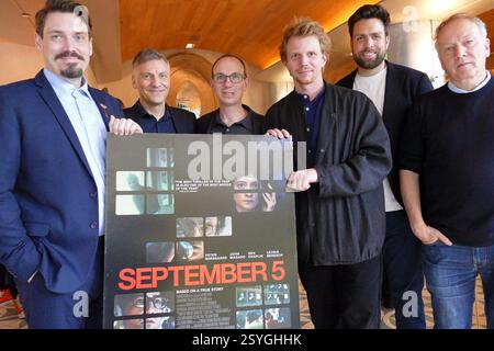 Los Angeles, USA. Februar 2025. Das Team des Films „5. September“ um Regisseur und Autor Tim Fehlbaum (4. V. R.) nimmt an der Oscar-Rezeption des Deutschen Films Teil. Quelle: Barbara Munker/dpa/Alamy Live News Stockfoto