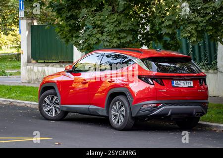 OSTRAVA, TSCHECHIEN - 2. OKTOBER 2023: Rückansicht des roten Hyundai Tucson NX4-Crossover-Car auf der Straße Stockfoto