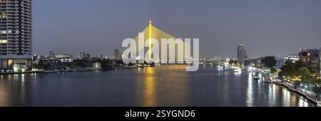 Die beleuchtete Rama VIII Brücke über Mae Nam Chao Praya, Bangkok, Thailand, Asien Stockfoto