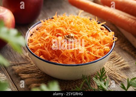 Eine Schüssel Gemüsesalat aus geriebenen, frischen Karotten Stockfoto