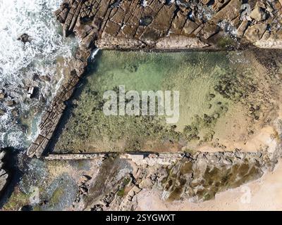 Blick von oben auf den Felsenpool Merewether - NSW Australien Stockfoto