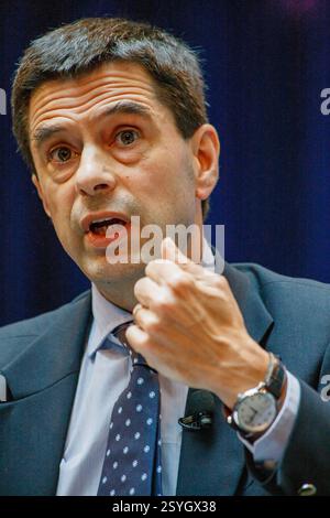 Vítor Louçã Rabaca Gaspar, portugiesischer Ökonom und ehemaliger Finanzminister bei einer Podiumsdebatte auf der jährlichen IWF-Tagung in Washington DC. Stockfoto