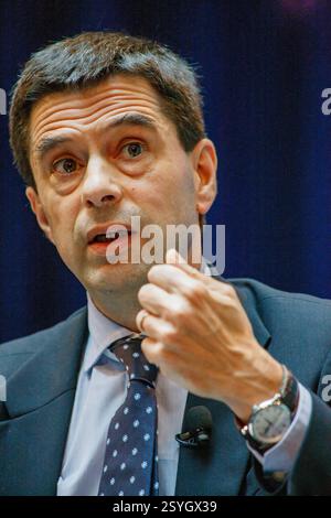Vítor Louçã Rabaca Gaspar, portugiesischer Ökonom und ehemaliger Finanzminister bei einer Podiumsdebatte auf der jährlichen IWF-Tagung in Washington DC. Stockfoto