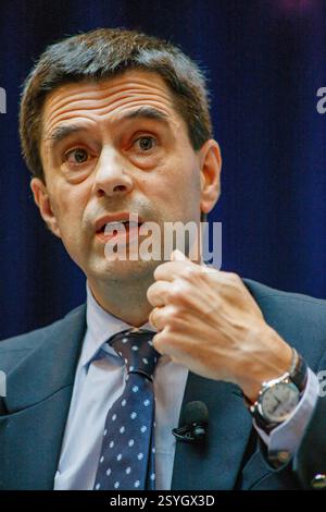 Vítor Louçã Rabaca Gaspar, portugiesischer Ökonom und ehemaliger Finanzminister bei einer Podiumsdebatte auf der jährlichen IWF-Tagung in Washington DC. Stockfoto