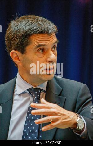 Vítor Louçã Rabaca Gaspar, portugiesischer Ökonom und ehemaliger Finanzminister bei einer Podiumsdebatte auf der jährlichen IWF-Tagung in Washington DC. Stockfoto
