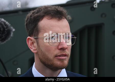 Koprivnice, Tschechische Republik. Februar 2025. Adam Binar, Manager des Verteidigungsfahrzeugs Tatra, spricht während der Präsentation des Panzerfahrzeugs TADEAS 6x6 in Koprivnice, Tschechien, am 26. Februar 2025. Quelle: Jaroslav Ozana/CTK Photo/Alamy Live News Stockfoto