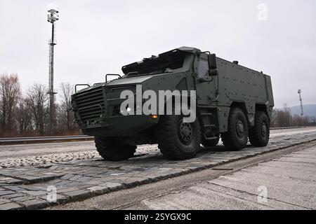 Koprivnice, Tschechische Republik. Februar 2025. Präsentation des Panzerfahrzeugs Tatra Defence TADEAS 6x6 in Koprivnice, Tschechische Republik, 26. Februar 2025. Quelle: Jaroslav Ozana/CTK Photo/Alamy Live News Stockfoto