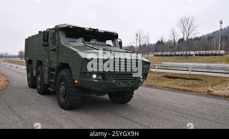Koprivnice, Tschechische Republik. Februar 2025. Präsentation des Panzerfahrzeugs Tatra Defence TADEAS 6x6 in Koprivnice, Tschechische Republik, 26. Februar 2025. Quelle: Jaroslav Ozana/CTK Photo/Alamy Live News Stockfoto