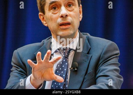 Vítor Louçã Rabaca Gaspar, portugiesischer Ökonom und ehemaliger Finanzminister bei einer Podiumsdebatte auf der jährlichen IWF-Tagung in Washington DC. Stockfoto