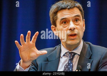 Vítor Louçã Rabaca Gaspar, portugiesischer Ökonom und ehemaliger Finanzminister bei einer Podiumsdebatte auf der jährlichen IWF-Tagung in Washington DC. Stockfoto