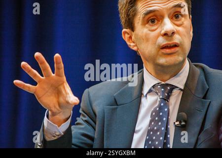 Vítor Louçã Rabaca Gaspar, portugiesischer Ökonom und ehemaliger Finanzminister bei einer Podiumsdebatte auf der jährlichen IWF-Tagung in Washington DC. Stockfoto