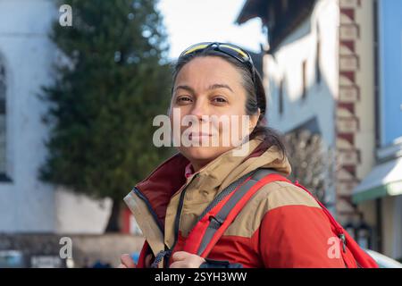 Lächelnde 40-45-jährige Frau mit Reiseausrüstung auf Reisen in Europa Stockfoto